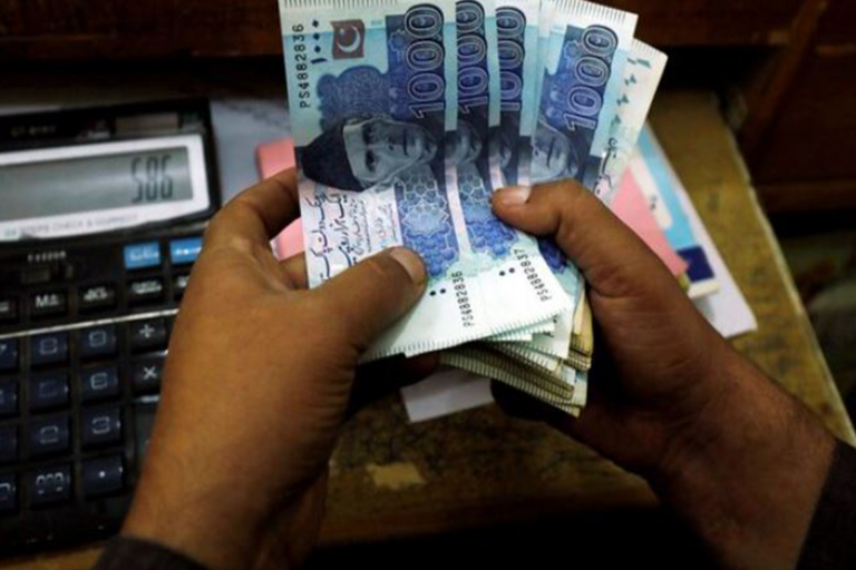 Pakistan government moves to stabilize currency amid market pressure